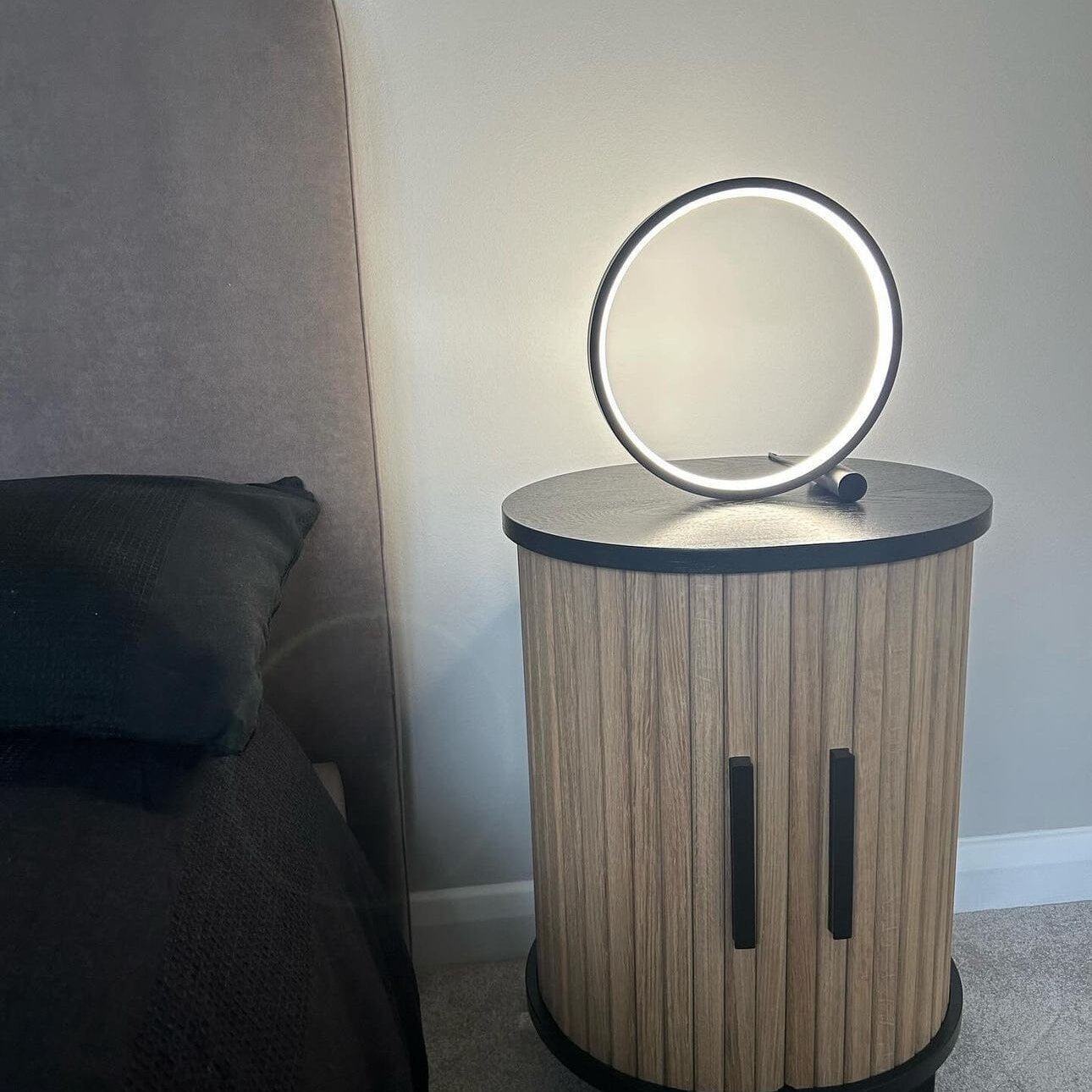 Lâmpada de Mesa Circular com Sensor Táctil – Modernidade e Conforto