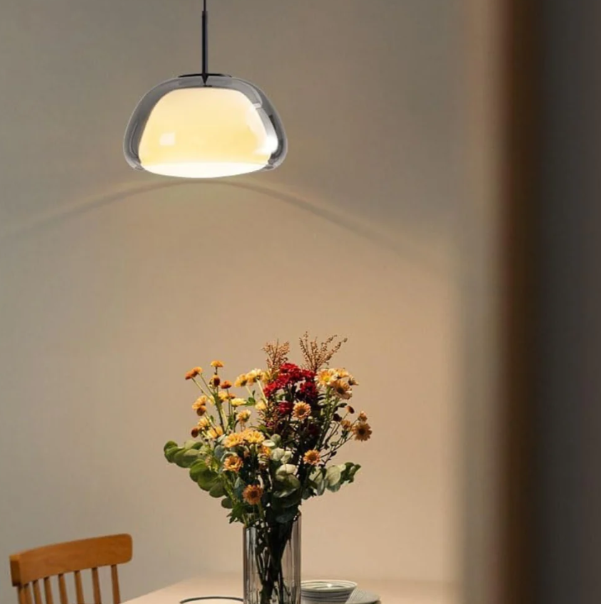 Dekorativ Taklampa – Varm och Trendig Atmosfär