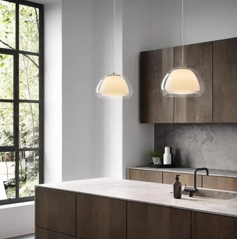 Dekorativ Taklampa – Varm och Trendig Atmosfär