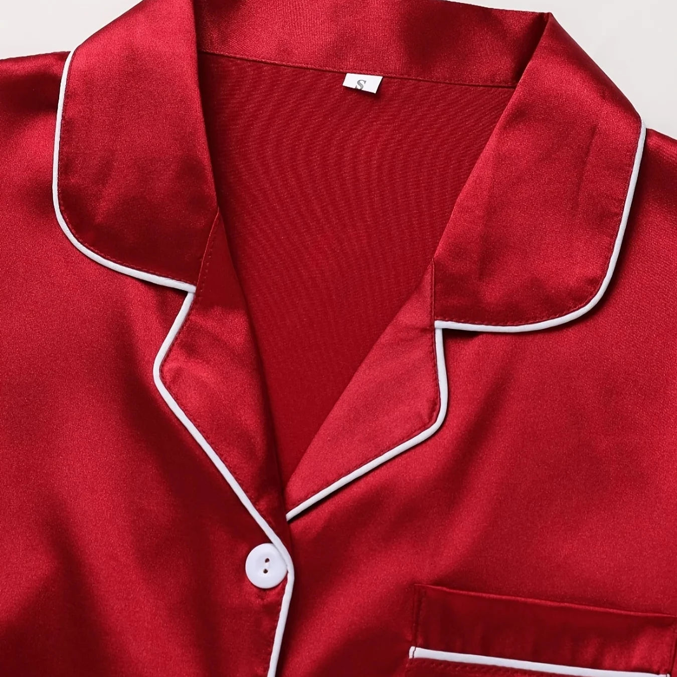 Sandra | Lesklé pyžamo – Noční elegance a jemný dotek 