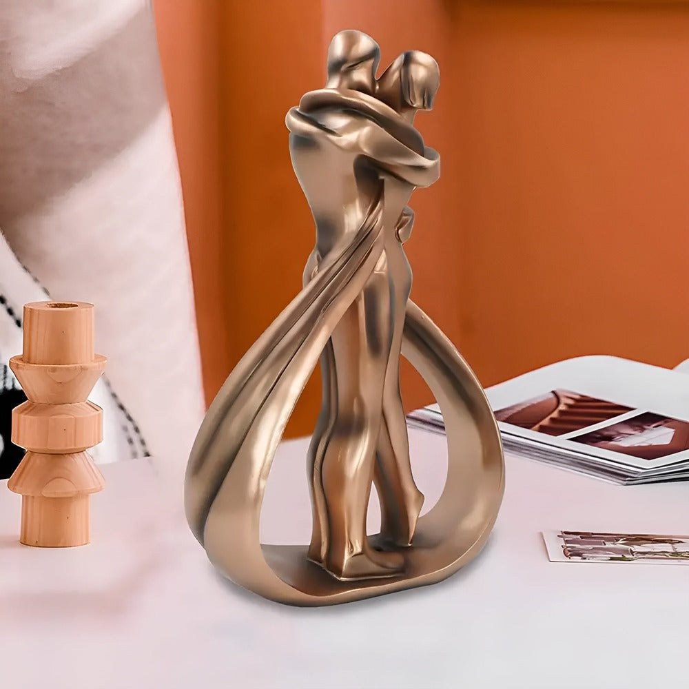 Statue af forelsket par - sentimental gave og moderne stil