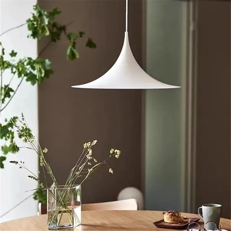 Skandinávská závěsná lampa - moderní elegance a jemná atmosféra
