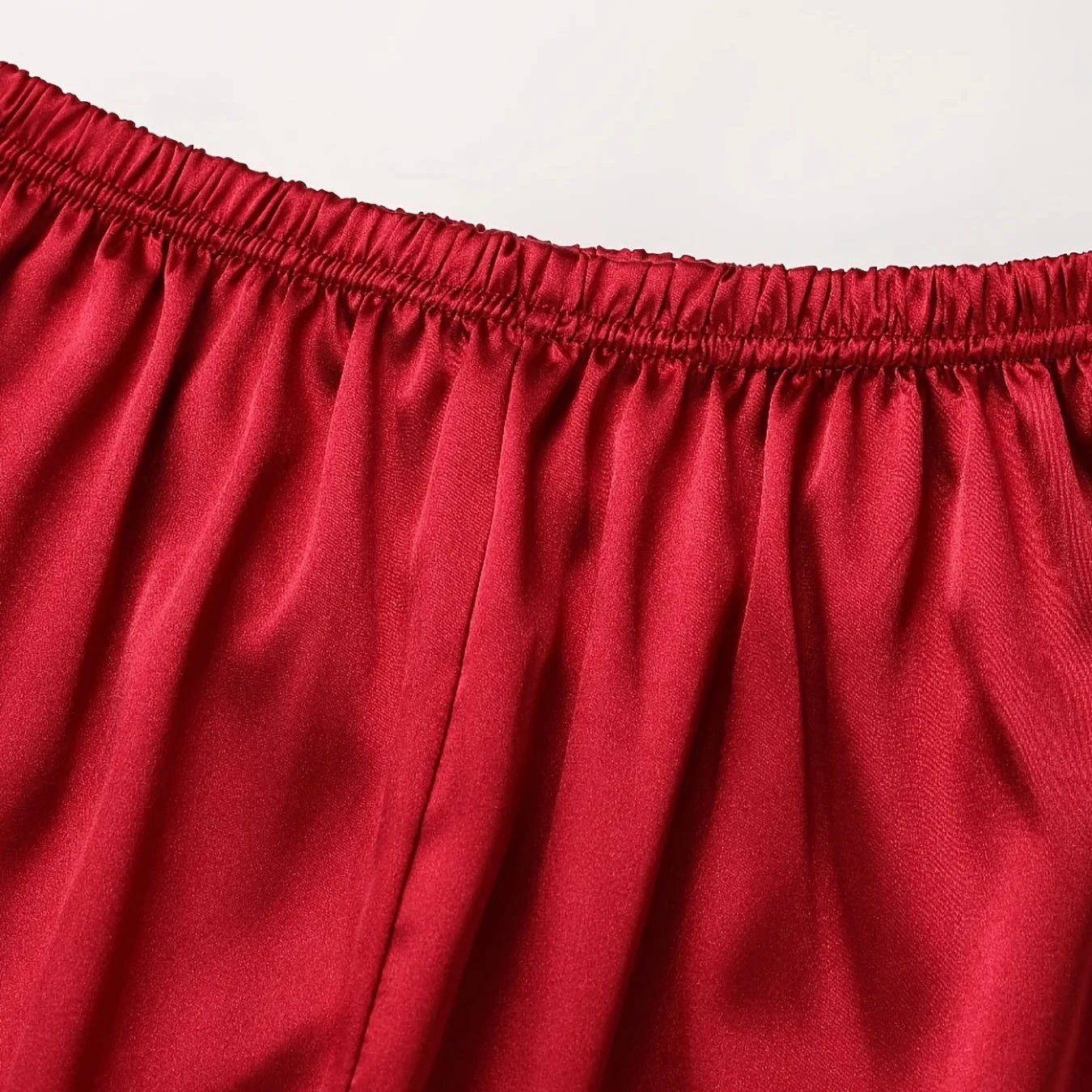 Sandra | Lesklé pyžamo – Noční elegance a jemný dotek 