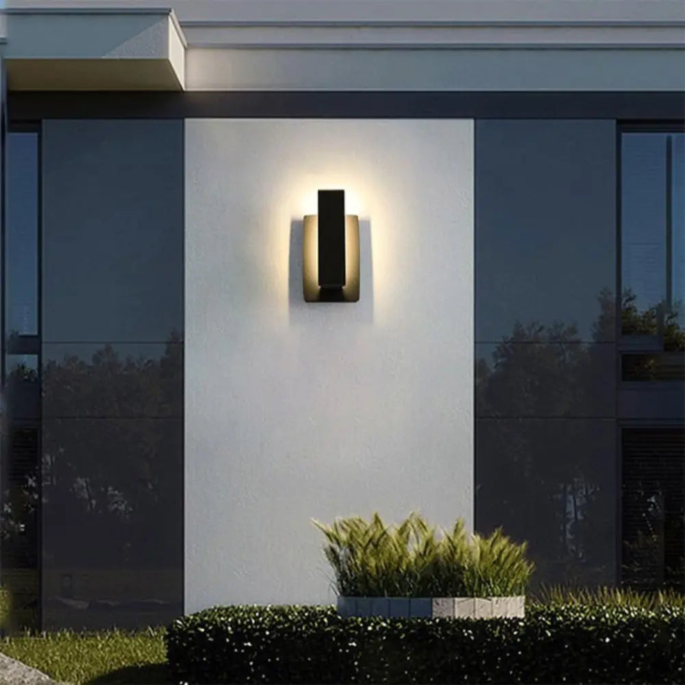 Lampada da parete per esterni resistente IP65 - Solidità e modernità