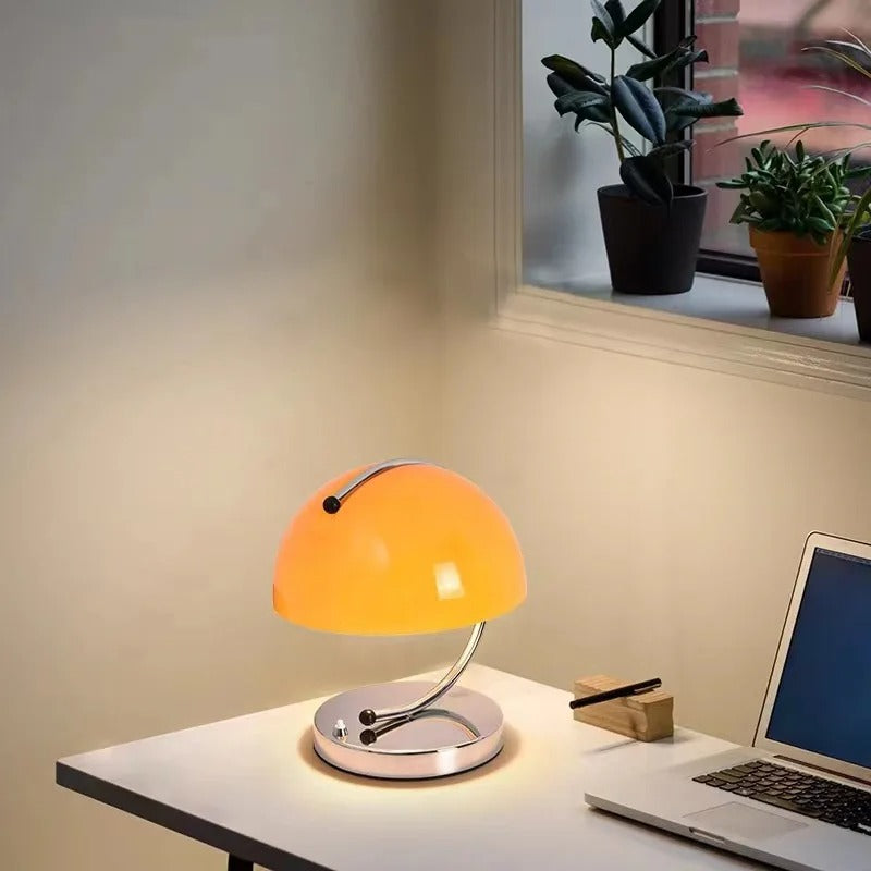 Skrivbordslampa i skandinavisk stil i glas – elegans och modernitet 