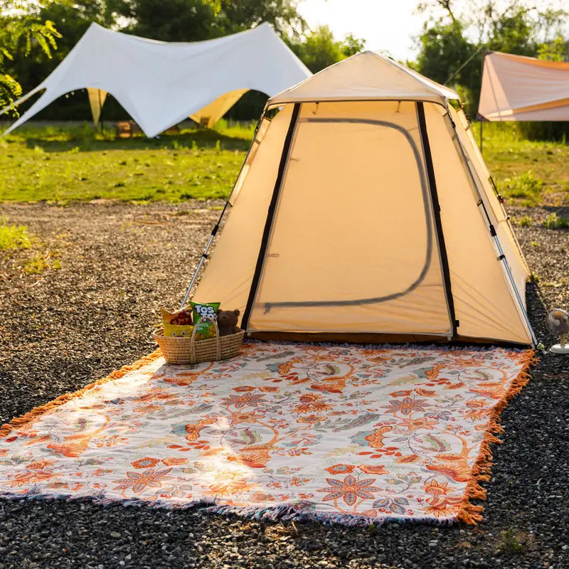 Bohemsk teppe med blomstermønster og frynser 