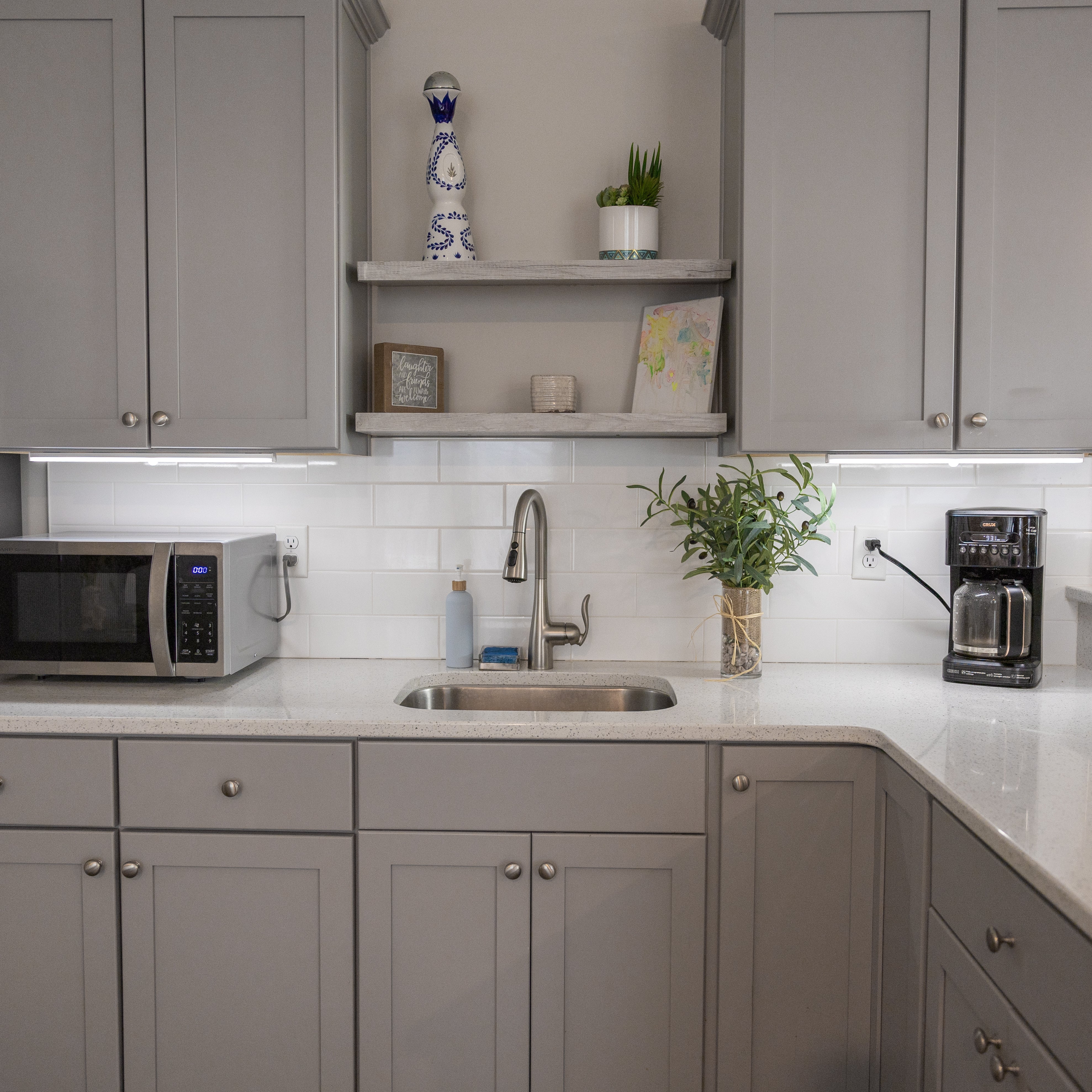 Listwa LED pod meblem – Oświetlenie bezprzewodowe i łatwy montaż 