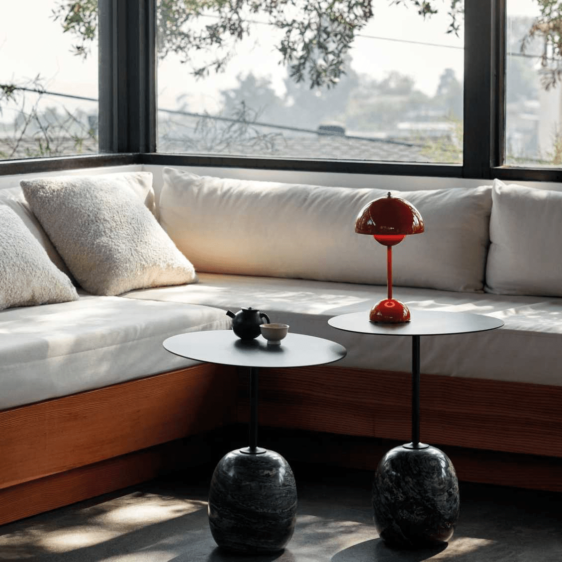 مصباح LED مكتبي – بساطة عصرية ووظائف 