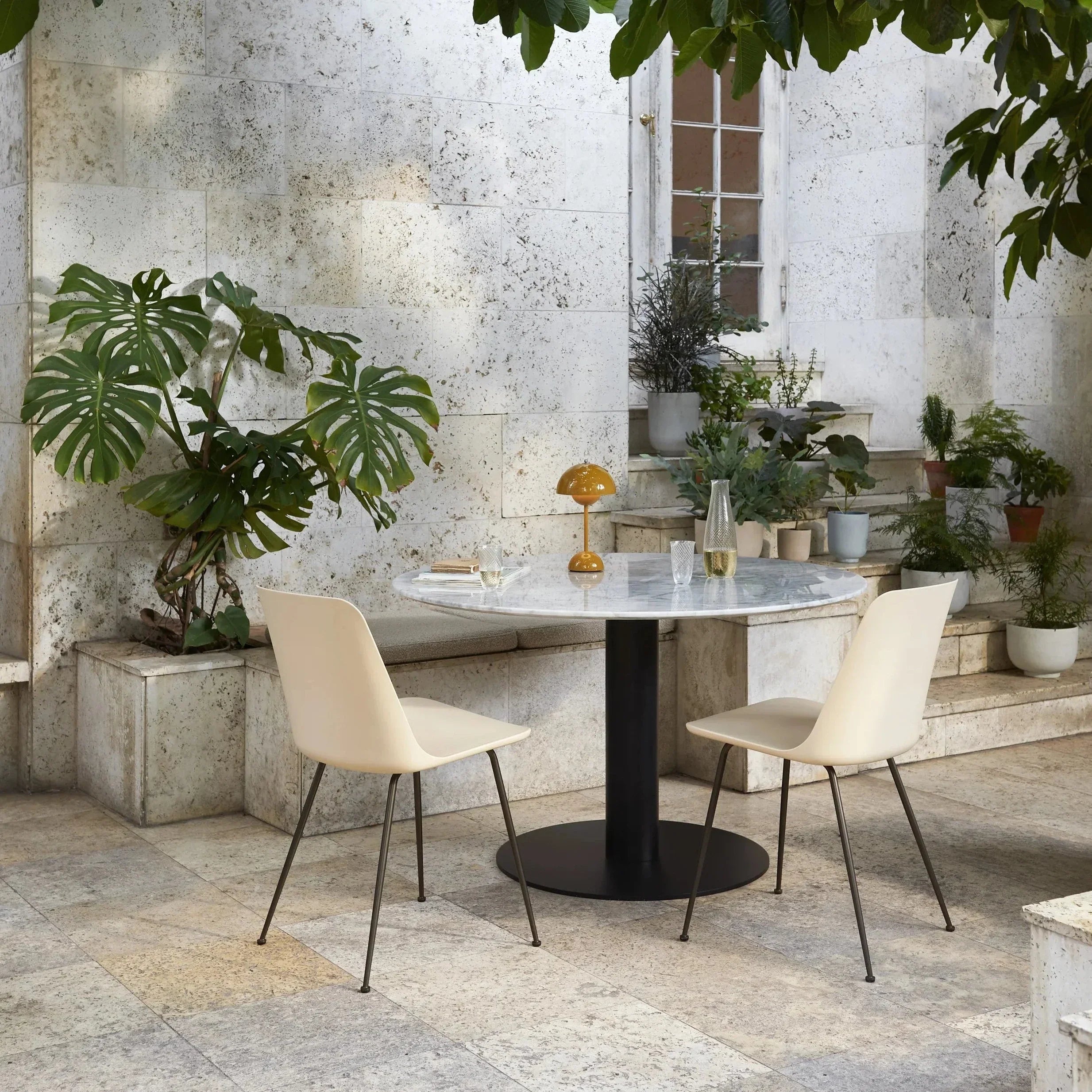 مصباح LED مكتبي – بساطة عصرية ووظائف 