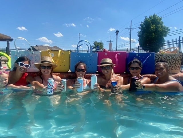 リジッド・ビーチバッグ - カラフルなデザインと大容量